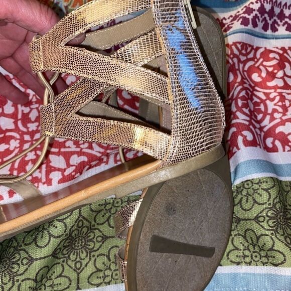 New disney descendants gold gladiator sandals Sz 9 - Picture 4 of 6